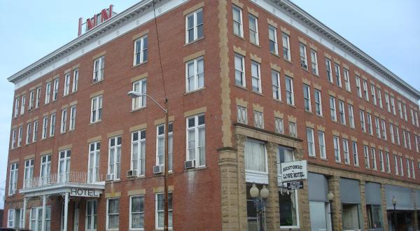 The History Behind This Hotel In West Virginia Is Both Eerie And Fascinating