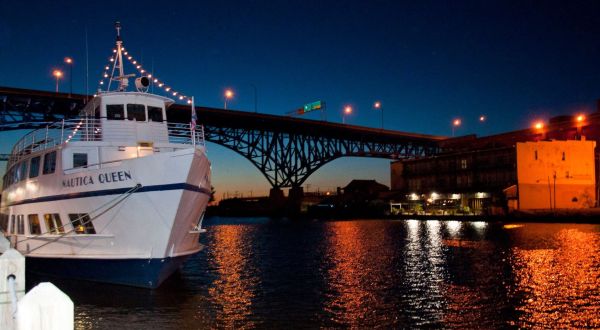 This Twilight Boat Ride In Ohio Will Take You On An Unforgettable Dinner Adventure
