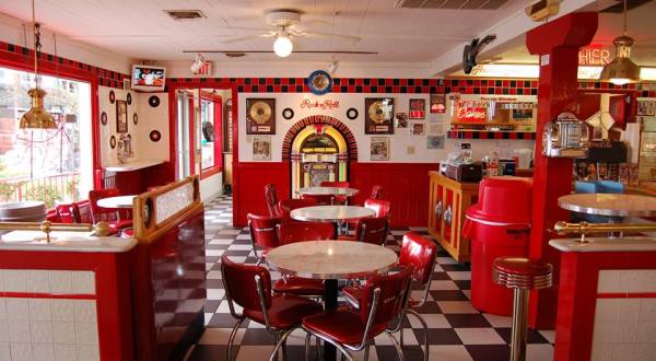 You’ll Absolutely Love This 50s Themed Diner In Missouri