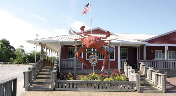 Eat Endless Crabs At This Rustic Restaurant In Delaware