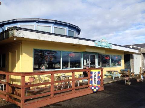 The Unassuming Washington Restaurant That Serves The Best Seafood You've Ever Tried