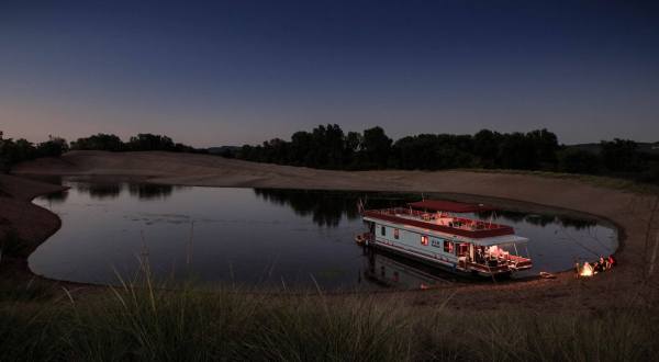 Get Away From It All With A Stay In These Incredible Iowa Houseboats