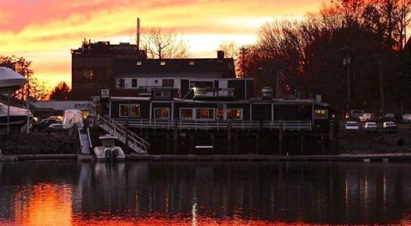 This One-Of-A-Kind Connecticut Restaurant Is On An Antique Barge And You’ll Want To Visit