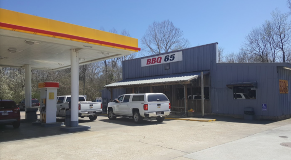 The Best BBQ In Alabama Actually Comes From A Small Town Gas Station