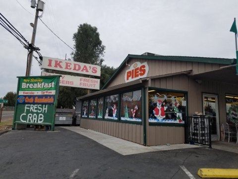 Ikeda's Is An Old Fashioned Market In Northern California That's World-Famous For Its Pie