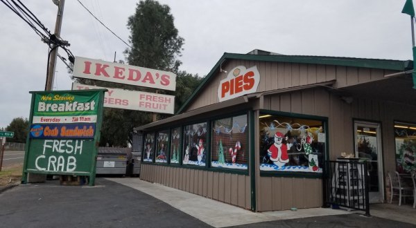 Ikeda’s Is An Old Fashioned Market In Northern California That’s World-Famous For Its Pie