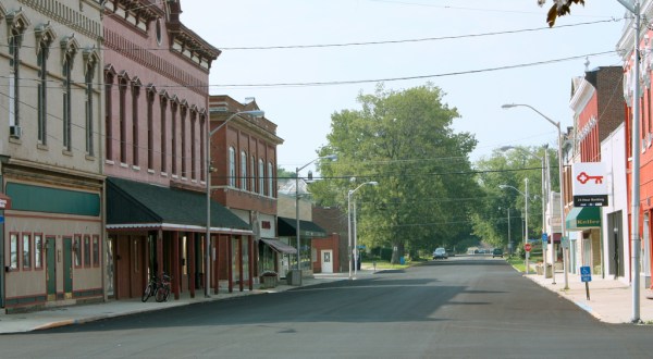 This Small Town In Indiana Is Picture-Perfect For A Spring Day Trip