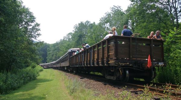 You’ll Want To Board This Scenic Railcar Near Pittsburgh For An Unforgettable Adventure