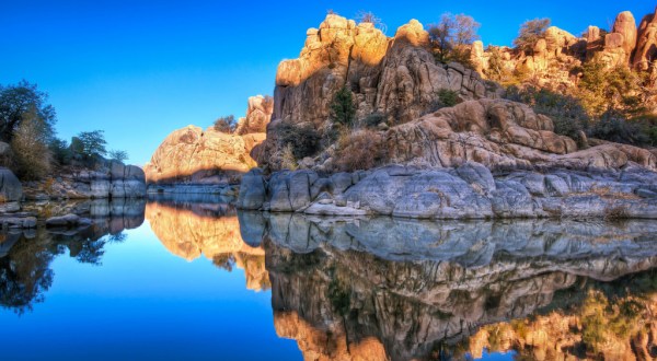 The Otherworldly Landscape Of This Arizona Lake Is Unlike Any Other In The State