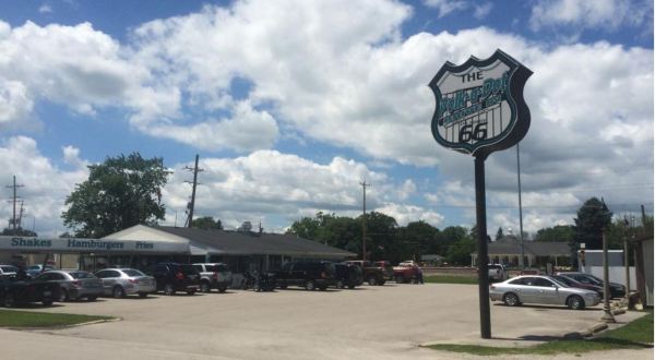 This Route 66 Drive-In In Illinois Is A 1950s Paradise You’ll Absolutely Love