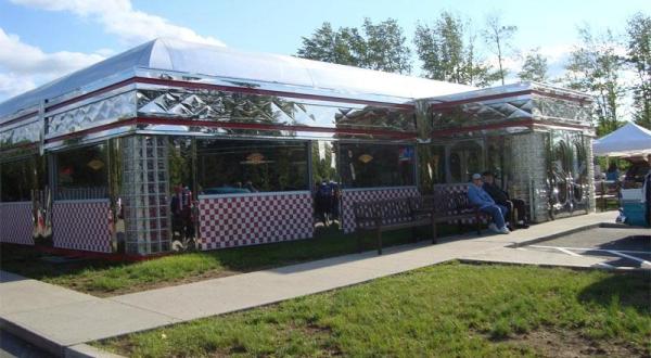 You’ll Absolutely Love This 50s Themed Diner In Maine