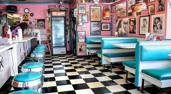 You’ll Absolutely Love This ’50s-Themed Diner In Indiana