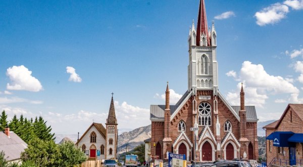 The Little-Known Church Hiding In Nevada That Is An Absolute Work Of Art