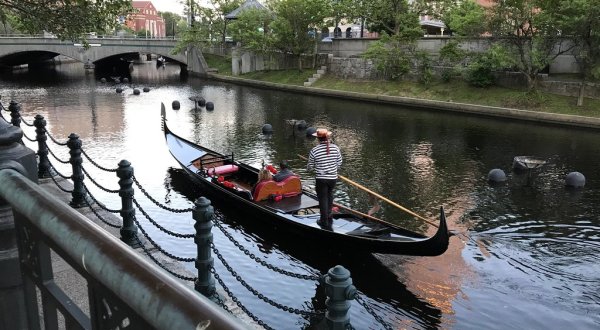 The Little-Known Gondola Ride In Rhode Island That’s Perfect For A Date Night Adventure