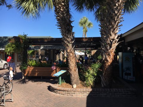The Beloved Beach-Themed Restaurant In South Carolina That's So Worth The Wait