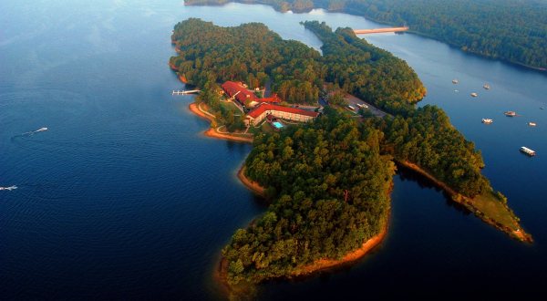 Arkansas’ Only Island Resort Needs To Be On Your Bucket List