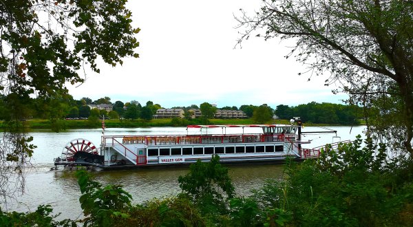 Spend A Perfect Day On This Old-Fashioned Paddle Boat Cruise In Ohio