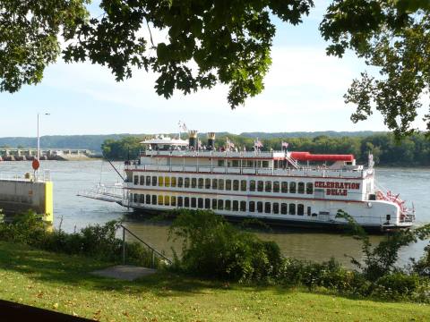 Spend A Perfect Day On This Old-Fashioned Paddle Boat Cruise In Iowa