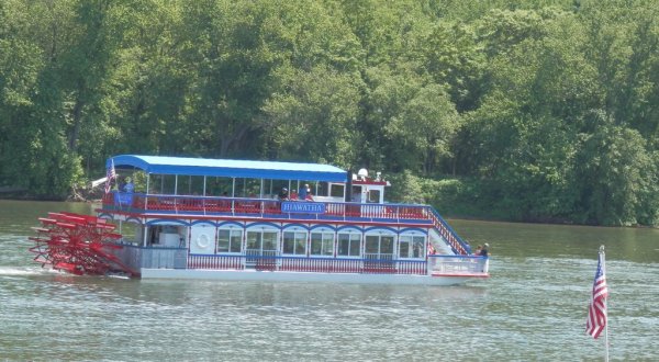 Spend A Perfect Day On This Old-Fashioned Paddle Boat Cruise In Pennsylvania
