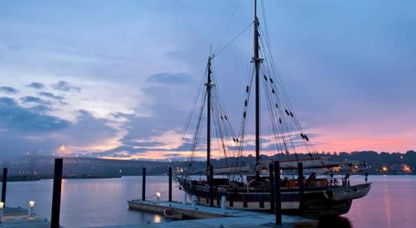 This Twilight Boat Ride In Connecticut Will Take You On An Unforgettable Dinner Adventure
