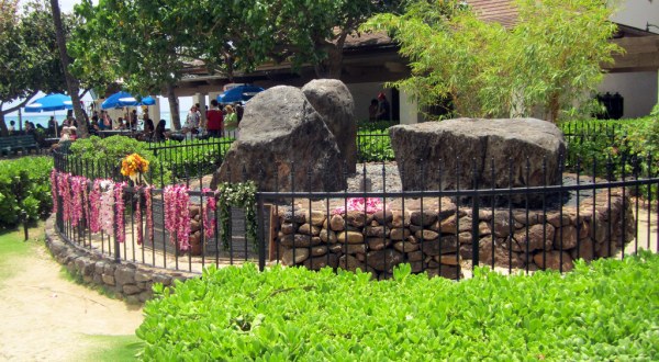 Visit This Mystical Rock In Hawaii That’s Said To Have Healing Powers