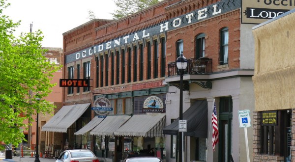 The History Behind This Remote Hotel In Wyoming Is Both Eerie And Fascinating