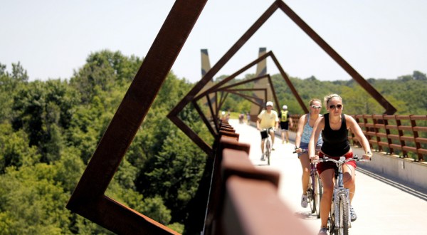 The Beautiful Bridge Hike In Iowa That Will Completely Mesmerize You