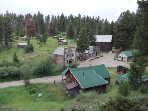 The Remnants Of This Abandoned Town In Montana Are Hauntingly Beautiful