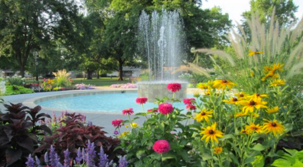 8 Magnificent Parks And Gardens In Kansas Where You Can Surround Yourself With Flowers