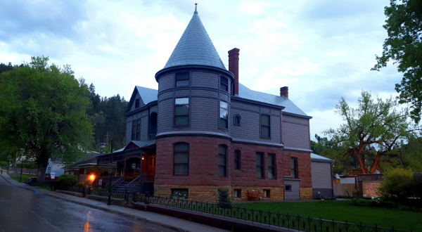 This Haunted South Dakota House Has The Most Heartbreaking Past