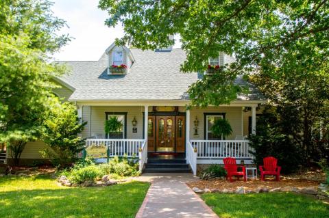 Missouri's Charming Bed & Breakfast Near The Lake Is Perfect For A Weekend Getaway
