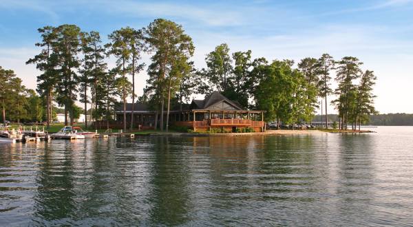 7 Lakeside Restaurants In Alabama You Simply Must Visit This Time Of Year