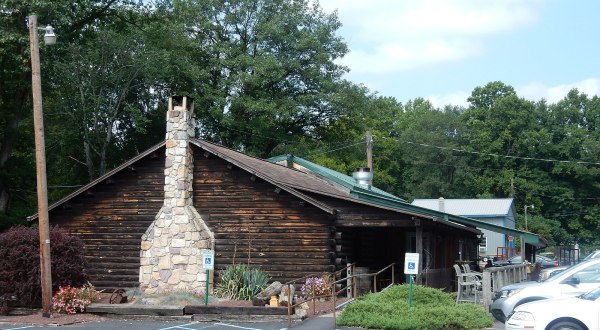 Dine Inside A Cozy Log Cabin At Buddy’s, A Welcoming Restaurant In Pennsylvania