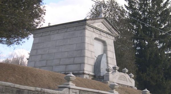 This Roadside Mausoleum In Vermont Is Downright Chilling