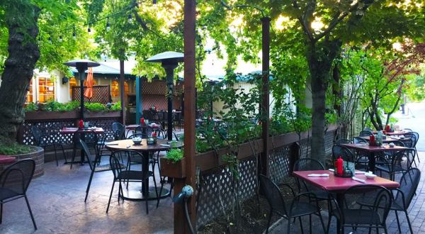 The Scenery At This Outdoor Restaurant In Utah Is Downright Magical