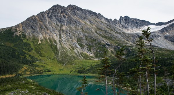 You’ll Want To Visit This One Gorgeous Alaska Lake That’s As Blue As The Sky