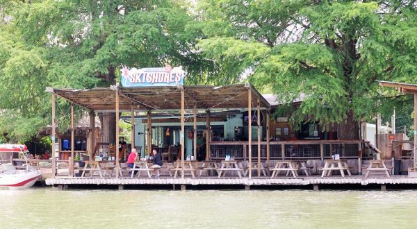 You’ll Love The Views And The Burgers At This Lakeside Cafe In Austin
