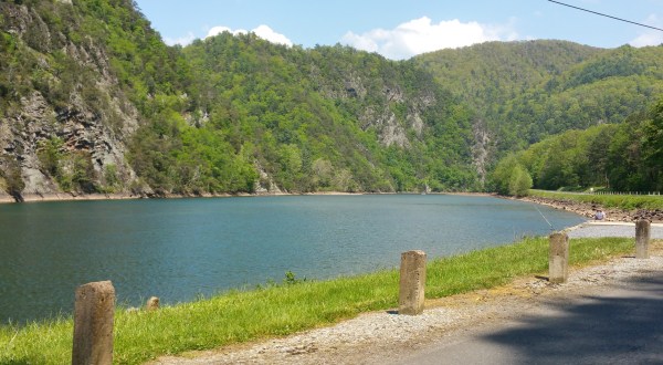 This Secluded Lake In Tennessee Might Just Be Your New Favorite Swimming Spot