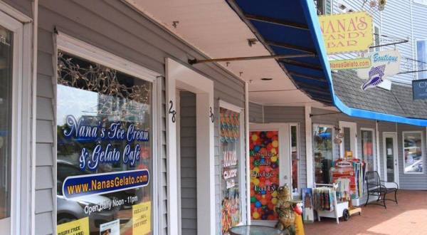 The Old-Fashioned Ice Cream & Candy Shop In Rhode Island That’s Simply To Die For