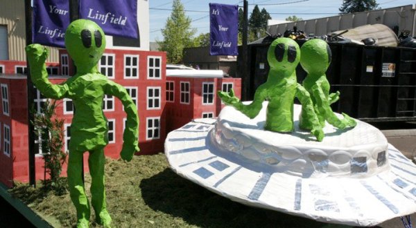 You Won’t Want To Miss This One-Of-A-Kind, Wacky UFO Festival In Oregon