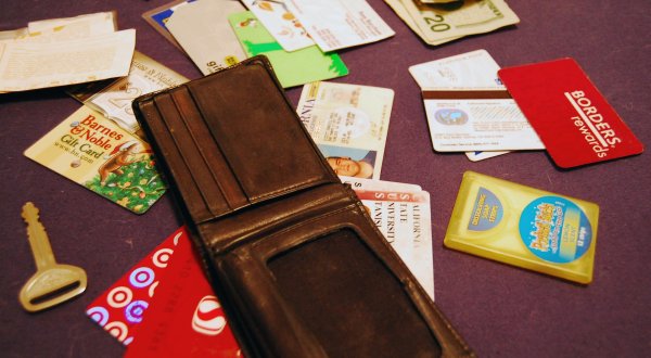 5 Things You Should Do Right Away If You Lose Your Wallet While Traveling