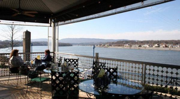This Ridiculously Scenic Waterfront Restaurant In Tennessee Is A Seafood Paradise