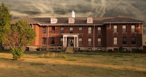 This Ghost Hunt In A Former Iowa Asylum Isn’t For The Faint Of Heart
