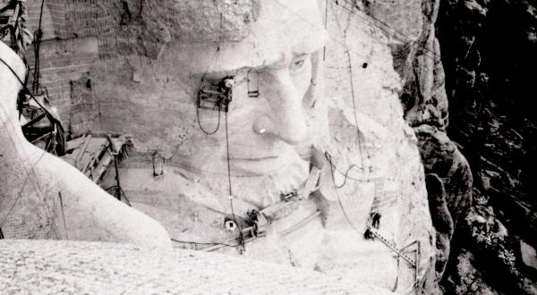 16 Rare Photos Taken During Mount Rushmore Construction That Will Simply Astound You