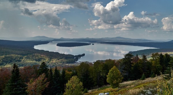 You’ll Want To Visit This One Gorgeous Maine Lake That’s As Blue As The Sky