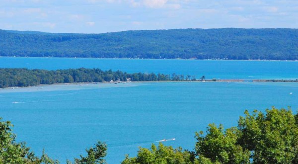 You’ll Want To Visit This One Gorgeous Michigan Lake That’s As Blue As The Sky
