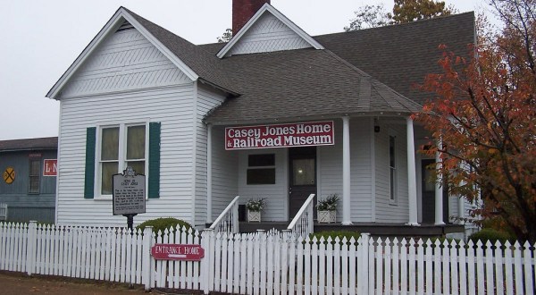 There’s A Train-Themed Village Hiding In Tennessee And It’s Perfect For A Day Trip