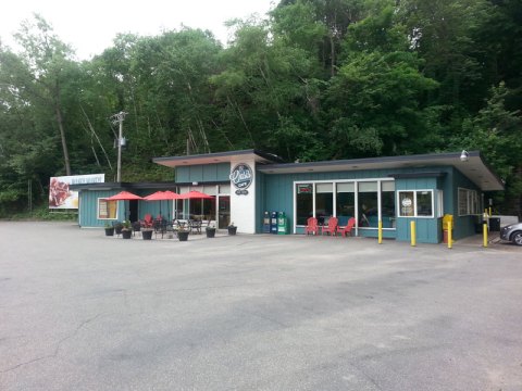 The Riverside Restaurant In Minnesota That Serves One Of The Best Burgers You'll Ever Have