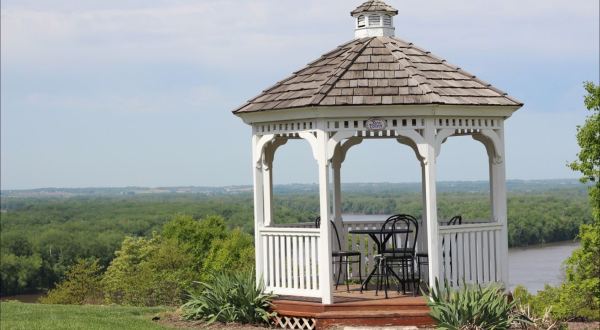 These Riverside Cottages In Illinois Offer Immaculate Views You’ll Never Forget