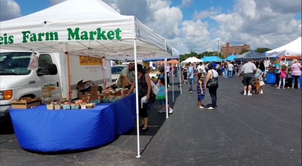 You Could Easily Spend All Day At The Oldest Farmers Market In Illinois